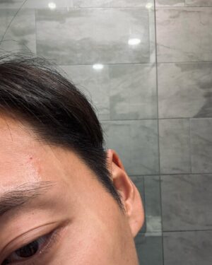 Owen Cheung Instagram - 你哋見唔見到？

剛才我喺度照鏡發現點解會有條痕嘅？
我先至醒覺🤩
今日拍外景嘅時候太陽🌞好猛烈
而咁岩我化咗一個有血痕嘅傷妝👻….
就係咁幫我形成咗一條好長既
「白印」

😂😂😂😂😂😂😂😂😂😂😂😂😂

好正呀喂

#防曬血㾗