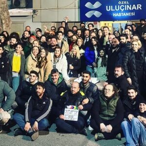Ozan Akbaba Instagram - Özel Uluçınar Hastanesi…

Sahibi Erol Gümüşok olsa da kurucusu tanıdığım en iyi insanlardan biri, Fatih bey. 

Öncelikle size, @arcfilmyapim ‘in çok sevdiğim tüm çalışanlarına teşekkür ederim. 

32 bölüm canla başla çalışan ekip arkadaşlarıma ve tabi ki tüm rol arkadaşlarıma teşekkür ederim.

İyi iş çıkardık ama her şeyden önemlisi iyi anlaştık, güldük, eğlendik, üzüldük ama hep güzel çalıştık. 

Sinan abilerim, biricik Vildan, Hazal, Deniz, Barış Kankalarım, Özgün, Fatih, Yakışıklı kardeşim Tarık, Didem, Sultan ve elbette baba adam Alptekin abi. Çok özleneceksiniz. 

Herkesi ayrı ayrı güzelliklerle hatırlamak benim için unutulmaz bir kazanım oldu. Sağolun varolun. 

#KasabaDoktoru’na İlk bölümden son bölüme kadar kimin eli değdiyse eline emeğine sağlık. Geleceğimiz parlak olsun.