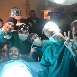 Ozan Akbaba Instagram - Özel Uluçınar Hastanesi…

Sahibi Erol Gümüşok olsa da kurucusu tanıdığım en iyi insanlardan biri, Fatih bey. 

Öncelikle size, @arcfilmyapim ‘in çok sevdiğim tüm çalışanlarına teşekkür ederim. 

32 bölüm canla başla çalışan ekip arkadaşlarıma ve tabi ki tüm rol arkadaşlarıma teşekkür ederim.

İyi iş çıkardık ama her şeyden önemlisi iyi anlaştık, güldük, eğlendik, üzüldük ama hep güzel çalıştık. 

Sinan abilerim, biricik Vildan, Hazal, Deniz, Barış Kankalarım, Özgün, Fatih, Yakışıklı kardeşim Tarık, Didem, Sultan ve elbette baba adam Alptekin abi. Çok özleneceksiniz. 

Herkesi ayrı ayrı güzelliklerle hatırlamak benim için unutulmaz bir kazanım oldu. Sağolun varolun. 

#KasabaDoktoru’na İlk bölümden son bölüme kadar kimin eli değdiyse eline emeğine sağlık. Geleceğimiz parlak olsun.