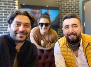Ozan Akbaba Instagram - #AnkaFilm biter. Ama tecrübeyle, ama zorluklarla, ama stresle, ama kaygıyla.. Nihayetinde Biter. 

Kurduğum hayalin üstüne ekleyen bir ekiple çalıştığımız için şanslıyım. Ve tabi yüzümün düştüğü anlarda çay ısmarlayıp hararetimi alan bir ekiple. İşte bu yüzden ekip çok önemli. 

Sanıyorum harika bir iş başardık. Bu zor işin üstesinden gelen, bu işi omuzlayan herkese teşekkür ederim. 

Bu ekip Türk sinemasında bir dönüm noktasına adını altın harflerle yazdı.

Aç parantez: Hız filminin olmazsa olmazları, perde arkası kahramanları, asıl işi yüklenen kardeşlerim, araç pilotlarına, driver’lara ne kadar teşekkür edersem az. Bu saatten sonra bizi kimse yıkamaz 👊😎

Teşekkür ederim. 

@musvikguluzade 🙏
@slymnmrtzdmr 😎
@mgx.film 🧿
@studio.mgx 💣

@buketakbaba Sana yıldızlı pek iyi 🍀