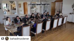 Ozan Akbaba Instagram - #Repost @bahadirozdener
・・・
Bu masada oyuncularımızın 1/3'ünü görüyorsunuz. #edho yu 178 haftadır ekrana getiren ekibimizin ise 1/10'unu. Sadece fotoğrafta görünen sahnenin çekimi saatler sürüyor. Masada gördüğünüz tüm yiyeceklerin oraya gelişi ve düzenlenmesi, oyuncuların ayakkabı-çorap, küpe-toka dahil tüm kıyafetleri, oyuncuların ve ekibin o mekana taşınması ve iş bitiminde evlerine dağıtılmaları, mekanın organize edilmesi her hafta verilen emeğin sadece 1/135'i. Her bir oyuncu için tekrar tekrar revize edilen ışıklar, tazelenen makyajlar, taşınan kilolarca kameralar, metrelerce kablolar büyük resmin 1/1000'i. Her hafta yazılan yüzlerce sayfa, bestelenen sayısız name, ödenen yüzbinlerce lira vergi ve yaratılan ekonominin biz sadece milyonda biriyiz Türk televizyon ve sinema endüstrisini düşününce. Alınteriyle, emeğiyle siz kadirşinas izleyicimizin karşısına her gün büyük bir heyecanla çıkan tüm dizi-film emekçilerine ve üretimlerimizi izlemek için en kıymetli servetlerini, vakitlerini ayıran eli öpülesi insanlarımıza selam olsun.
2020'nin son bölümü 29 Aralık Salı akşamı @atvturkiye de. @eskiyatv