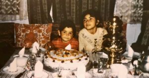 Ozan Akbaba Instagram - Kar, kış, kıyamet, az şekerli bir ekonomi ama huzurlu bir köy evi. Çok şükür ki seni yetiştiren, sarıp sarmalayan ailen dünyanın en kıymetli hali... / #1986