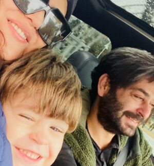 Ozan Akbaba Instagram - Çok şey görüyoruz, yaşıyoruz, tanık oluyoruz. Çok şey yıpratıyor, üzüyor, düşündürüyor. Geriye tek tük kalıyor heyecanlandıran, sevindiren, normalleştiren. Onların hatırına dönüyor dünya, döndükçe de yaş aldırıyor insana. Biz de bu vesileyle 41 olduk. Hayırlısı. 😊