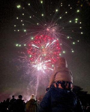 Özge Sezince Varley Instagram - Gün geçmiyor ki; İngiltere’ de bir özel gün, kutlama olmasın.
Bonfire Night, İngilizlerin, 5 Kasım 1605’ te , parlemento binasına yapılacak bombalı saldırının önlenmiş olmasına istinaden kutladıkları bir gün. Ülkenin dört bir yanında halen büyük bir coşku ile kutlanmakta. Karnaval havasında geçen kutlamaların en önemli özelliği, uzun süreler devam eden havai fişek gösterileri. 🎆🧨 Şu üç günlük dünyada , tüm çocukların duyup gördüğü tek patlama da keşke sadece böylesi olsa! 
—

Not a day goes by without a special day or celebration in England…
On 5 November, they celebrate #bonfirenight with reference to the prevention of a bomb attack on the parliament buildings in 1605. It is still celebrated with great enthusiasm all over the country. The most important feature of the carnival-like celebration is the long-lasting fireworks display. 🎆🧨 In this short life, I wish that the only explosions the World’s children hear or see are just like this!

 #lifeinuk #lifeinengland #ingilteredeyasam #bonfire #fireworks #ingiltere