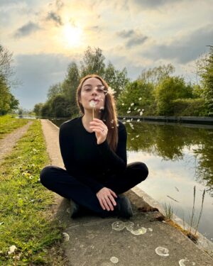Özge Sezince Varley Instagram - “Dandelions, like all things in nature, are beautiful when you take time to pay attention to them”🌼🌤️
