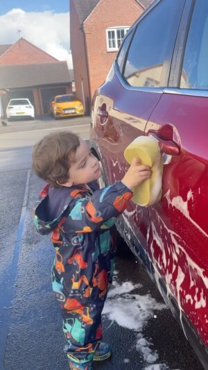 Özge Sezince Varley Instagram - I think openning a car wash in the UK is the best option for us! 🧽🚘🇬🇧… Sanırım Ingilterede bir oto yıkama açmak bizim için en iyisi seçenek 😀

#lifeinuk #ingilteredeyasam #englishlife #carwash #otoyıkama #familytime #familylife #familylove