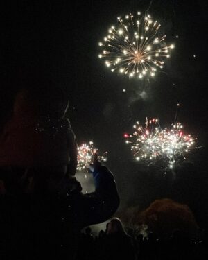 Özge Sezince Varley Instagram - Gün geçmiyor ki; İngiltere’ de bir özel gün, kutlama olmasın.
Bonfire Night, İngilizlerin, 5 Kasım 1605’ te , parlemento binasına yapılacak bombalı saldırının önlenmiş olmasına istinaden kutladıkları bir gün. Ülkenin dört bir yanında halen büyük bir coşku ile kutlanmakta. Karnaval havasında geçen kutlamaların en önemli özelliği, uzun süreler devam eden havai fişek gösterileri. 🎆🧨 Şu üç günlük dünyada , tüm çocukların duyup gördüğü tek patlama da keşke sadece böylesi olsa! 
—

Not a day goes by without a special day or celebration in England…
On 5 November, they celebrate #bonfirenight with reference to the prevention of a bomb attack on the parliament buildings in 1605. It is still celebrated with great enthusiasm all over the country. The most important feature of the carnival-like celebration is the long-lasting fireworks display. 🎆🧨 In this short life, I wish that the only explosions the World’s children hear or see are just like this!

 #lifeinuk #lifeinengland #ingilteredeyasam #bonfire #fireworks #ingiltere