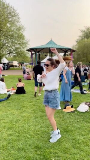 Özge Sezince Varley Instagram - Enjoy yourself! ✨🌞💛

#lifeintheuk #englishlife #lifeinengland #festival #fear #riveravon #stratforduponavon #englishsummer #familytime