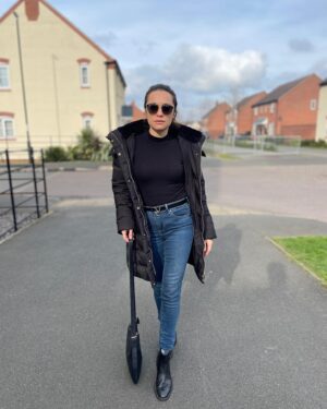 Özge Sezince Varley Instagram - ♠️🐈‍⬛ Bizde ki genel inanışın aksine; Birleşik Krallık’ta siyah bir kedi sahibiyseniz hayatta şanslı olacağınıza inanılır. İskoçya’da iyi şans ve refah getirdiği düşünülür. Bunun yanı sıra Asya ve Japonya’da kara kedi görürseniz aşkı bulursunuz. Yani canlarım kara kedi iyidir! 🖤 🐈‍⬛ Contrary to popular belief in my county, in the United Kingdom it is believed that if you own or see a black cat you will find a luck in life. In Scotland, it is thought to bring good luck and prosperity. In addition, if you see a black cat in Asia and Japan, you will find love. So my dears, a black cat can be very good! 🖤 #blackcat #lifeinuk #batman #englishweather  #sunshine #showers