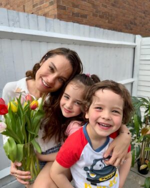 Özge Sezince Varley Instagram - Dünyanın en güzel  iki fotoğrafını bırakıyorum buraya.. Annem ve evlatlarım... 💜🙏 Anneler günümüz kutlu olsun anneciğim!🌷 
I’m leaving here the two most beautiful photos in the world... My mother and my children... 💜🙏 Mum, Happy Mother’s Day to both of us! 🌷(Every year, the second sunday of May is Mother’s Day in Turkiye)