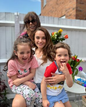 Özge Sezince Varley Instagram - Dünyanın en güzel  iki fotoğrafını bırakıyorum buraya.. Annem ve evlatlarım... 💜🙏 Anneler günümüz kutlu olsun anneciğim!🌷 
I’m leaving here the two most beautiful photos in the world... My mother and my children... 💜🙏 Mum, Happy Mother’s Day to both of us! 🌷(Every year, the second sunday of May is Mother’s Day in Turkiye)