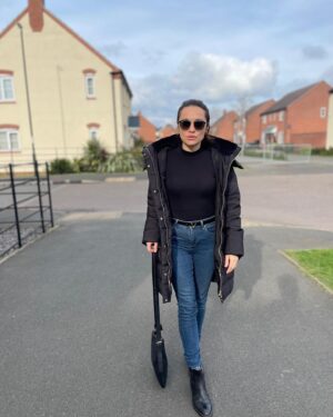 Özge Sezince Varley Instagram - ♠️🐈‍⬛ Bizde ki genel inanışın aksine; Birleşik Krallık’ta siyah bir kedi sahibiyseniz hayatta şanslı olacağınıza inanılır. İskoçya’da iyi şans ve refah getirdiği düşünülür. Bunun yanı sıra Asya ve Japonya’da kara kedi görürseniz aşkı bulursunuz. Yani canlarım kara kedi iyidir! 🖤 🐈‍⬛ Contrary to popular belief in my county, in the United Kingdom it is believed that if you own or see a black cat you will find a luck in life. In Scotland, it is thought to bring good luck and prosperity. In addition, if you see a black cat in Asia and Japan, you will find love. So my dears, a black cat can be very good! 🖤 #blackcat #lifeinuk #batman #englishweather  #sunshine #showers