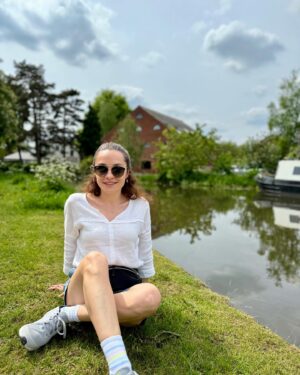 Özge Sezince Varley Instagram - 💚 İngilterenin kanalları ve kanal kenarı yürüyüşlerim (hatta bazen mini koşularım) buradaki favorilerimden!  Ama bu fotoğrafların tümünde oturuyorum. 😆😎
🇬🇧The canals of England and of course my canalside walks, sometimes even little runs, are amongst my favourites things here. 🥰 But.. I’m sitting in all these photos.. 😆

#lifeintheuk #lifeinengland #ingilteredekiturkler #ingilteredeyasam #englishlife #canal #englishcanals