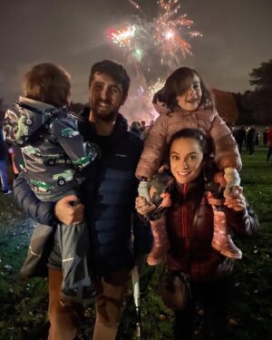 Özge Sezince Varley Instagram - Gün geçmiyor ki; İngiltere’ de bir özel gün, kutlama olmasın.
Bonfire Night, İngilizlerin, 5 Kasım 1605’ te , parlemento binasına yapılacak bombalı saldırının önlenmiş olmasına istinaden kutladıkları bir gün. Ülkenin dört bir yanında halen büyük bir coşku ile kutlanmakta. Karnaval havasında geçen kutlamaların en önemli özelliği, uzun süreler devam eden havai fişek gösterileri. 🎆🧨 Şu üç günlük dünyada , tüm çocukların duyup gördüğü tek patlama da keşke sadece böylesi olsa! 
—

Not a day goes by without a special day or celebration in England…
On 5 November, they celebrate #bonfirenight with reference to the prevention of a bomb attack on the parliament buildings in 1605. It is still celebrated with great enthusiasm all over the country. The most important feature of the carnival-like celebration is the long-lasting fireworks display. 🎆🧨 In this short life, I wish that the only explosions the World’s children hear or see are just like this!

 #lifeinuk #lifeinengland #ingilteredeyasam #bonfire #fireworks #ingiltere