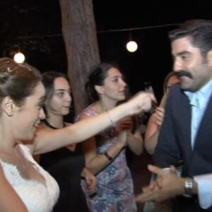 Özge Sezince Varley Instagram - Efe.. Canım arkadaşım, 20 yıllık dostum… O kadar karmaşık ki duygularım… Bu aniden gidişin, seni kaybetmenin acısı kalbimi yakıyor.  Dostun olarak üzülüyorum… Bir eş olarak üzülüyorum. Bir anne olarak, bir kız çocuğu olarak üzülüyorum… 
Gurbette olmak ne demekmiş, onu da anladım. Seni son yolculuğuna uğurlamaya gelemedim, ona da ayrı üzülüyorum… 
Biliyorsun ki seni çok severim ve biliyorum ki sende beni seversin.  Sen zaten sevdiğini, sevdiğine belli edersin… Çok iyi kalpli, sevecen, içten, dürüst ve özel bir insandın.  Mekanın cennet olsun. Allah, sen yattıkça eşin Burcu’ya, kızın Zeyno’ya ve tüm ailene; dayanma gücü, sabır ve hayırlı bir hayat nasip etsin.  Seni asla ama asla unutmayacağım…. 🖤 #efedeprem