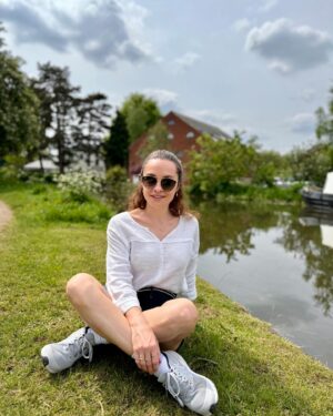 Özge Sezince Varley Instagram - 💚 İngilterenin kanalları ve kanal kenarı yürüyüşlerim (hatta bazen mini koşularım) buradaki favorilerimden!  Ama bu fotoğrafların tümünde oturuyorum. 😆😎
🇬🇧The canals of England and of course my canalside walks, sometimes even little runs, are amongst my favourites things here. 🥰 But.. I’m sitting in all these photos.. 😆

#lifeintheuk #lifeinengland #ingilteredekiturkler #ingilteredeyasam #englishlife #canal #englishcanals
