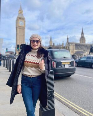 Özge Sezince Varley Instagram - Keyfimiz yerinde. 🙏💛Londra da güzel ve güneşli bir haftasonuydu.🥰 We are in good spirits. It was a nice and sunny weekend in London. 

#englishlife #england #family #aile #love #life  #london
