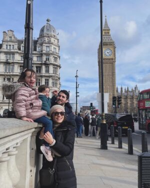 Özge Sezince Varley Instagram - Keyfimiz yerinde. 🙏💛Londra da güzel ve güneşli bir haftasonuydu.🥰 We are in good spirits. It was a nice and sunny weekend in London. 

#englishlife #england #family #aile #love #life  #london