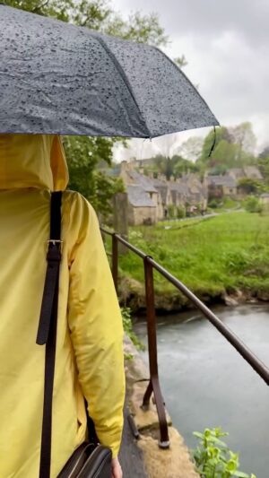 Özge Sezince Varley Instagram - 📍Bibury - Cotswolds 

İngiltere Londradan çok daha fazlası!

 England is much more than just “London”. 

I am not living in London, I am living in England! 🏴󠁧󠁢󠁥󠁮󠁧󠁿🇬🇧🌿💛☺️ 

#iloveengland #englishlife #countryside #lifeinuk #rain #villagelife #englishcountryside  #bibury #cotswolds