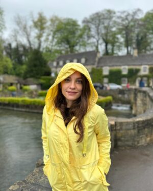 Özge Sezince Varley Instagram - 💛🌿 

#cotswolds #bibury #englishlife #uk #lifeinuk #englishweather #englishcountryside #villagelife