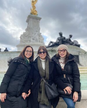 Özge Sezince Varley Instagram - Keyfimiz yerinde. 🙏💛Londra da güzel ve güneşli bir haftasonuydu.🥰 We are in good spirits. It was a nice and sunny weekend in London. 

#englishlife #england #family #aile #love #life  #london