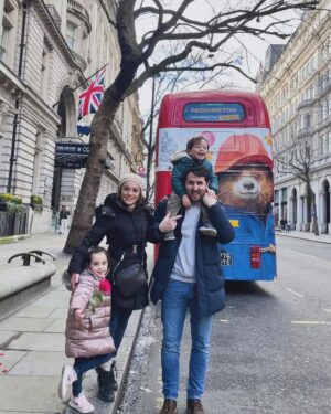 Özge Sezince Varley Instagram - Keyfimiz yerinde. 🙏💛Londra da güzel ve güneşli bir haftasonuydu.🥰 We are in good spirits. It was a nice and sunny weekend in London. 

#englishlife #england #family #aile #love #life  #london