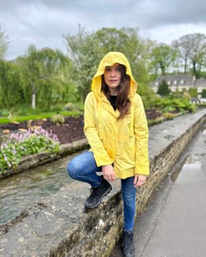 Özge Sezince Varley Instagram - 💛🌿 

#cotswolds #bibury #englishlife #uk #lifeinuk #englishweather #englishcountryside #villagelife