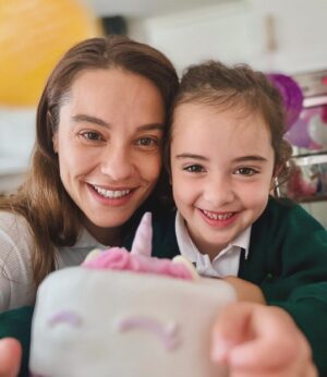 Özge Sezince Varley Instagram - Ela is 5! 🎉🥹 Bugün Ela 5 yaşında.. 
Seni çok seviyorum kızım, canımın içi. Sen doğdun ve hayatımıza mutluluk ile neşe getirdin. İyi ki, iyi doğdun! 
#happybirthday