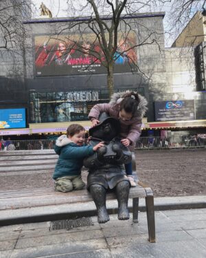 Özge Sezince Varley Instagram - Keyfimiz yerinde. 🙏💛Londra da güzel ve güneşli bir haftasonuydu.🥰 We are in good spirits. It was a nice and sunny weekend in London. 

#englishlife #england #family #aile #love #life  #london