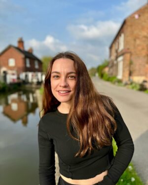 Özge Sezince Varley Instagram - A walk along the canal. 🌼 #englishlife #england #lifeinuk #canals #lifeinengland #canalsofengland