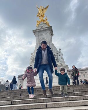 Özge Sezince Varley Instagram - Keyfimiz yerinde. 🙏💛Londra da güzel ve güneşli bir haftasonuydu.🥰 We are in good spirits. It was a nice and sunny weekend in London. 

#englishlife #england #family #aile #love #life  #london