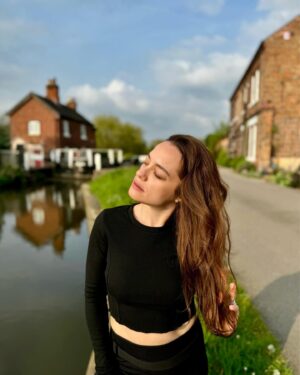 Özge Sezince Varley Instagram - A walk along the canal. 🌼 #englishlife #england #lifeinuk #canals #lifeinengland #canalsofengland