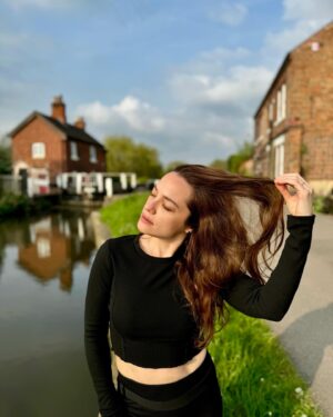 Özge Sezince Varley Instagram - A walk along the canal. 🌼 #englishlife #england #lifeinuk #canals #lifeinengland #canalsofengland