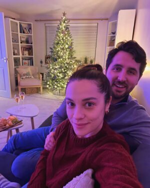 Özge Sezince Varley Instagram - Happy New Year Guys. With our best wishes.. 
Cheers! 🥂❤️💫 Yeni yılınız kutlu olsun. En iyi dileklerimizle.. Şerefe! 🥂
#happynewyear #2024 #love