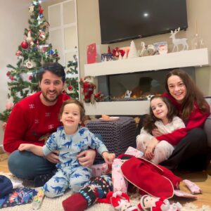 Özge Sezince Varley Instagram - İngilterede ki ilk Christmasımızda, Varley ailesi hepinize mutlu Noeller ve musmutlu yeni bir yıl diler! ❤️☺️🎄 From our first Christmas in the UK, the Varley Family wish you all a Merry Christmas and a Happy New Year! ❤️🎄 🎈#christmasfamilyphoto #christmas #merrychristmasandhappynewyear #family
#christmasfamilyphoto #christmas #merrychristmasandhappynewyear #family