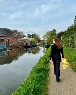 Özge Sezince Varley Instagram - A walk along the canal. 🌼 #englishlife #england #lifeinuk #canals #lifeinengland #canalsofengland