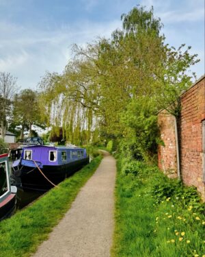 Özge Sezince Varley Instagram - A walk along the canal. 🌼 #englishlife #england #lifeinuk #canals #lifeinengland #canalsofengland