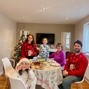 Özge Sezince Varley Instagram - İngilterede ki ilk Christmasımızda, Varley ailesi hepinize mutlu Noeller ve musmutlu yeni bir yıl diler! ❤️☺️🎄 From our first Christmas in the UK, the Varley Family wish you all a Merry Christmas and a Happy New Year! ❤️🎄 🎈#christmasfamilyphoto #christmas #merrychristmasandhappynewyear #family
#christmasfamilyphoto #christmas #merrychristmasandhappynewyear #family
