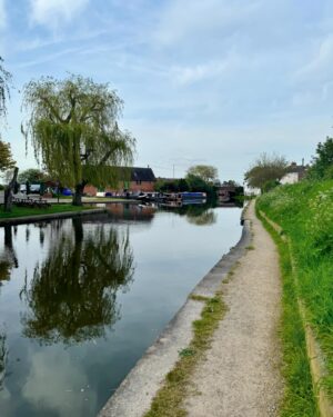 Özge Sezince Varley Instagram - A walk along the canal. 🌼 #englishlife #england #lifeinuk #canals #lifeinengland #canalsofengland