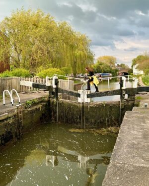 Özge Sezince Varley Instagram - A walk along the canal. 🌼 #englishlife #england #lifeinuk #canals #lifeinengland #canalsofengland