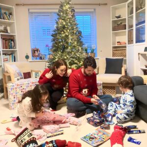 Özge Sezince Varley Instagram - İngilterede ki ilk Christmasımızda, Varley ailesi hepinize mutlu Noeller ve musmutlu yeni bir yıl diler! ❤️☺️🎄 From our first Christmas in the UK, the Varley Family wish you all a Merry Christmas and a Happy New Year! ❤️🎄 🎈#christmasfamilyphoto #christmas #merrychristmasandhappynewyear #family
#christmasfamilyphoto #christmas #merrychristmasandhappynewyear #family