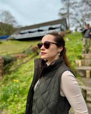 Özge Sezince Varley Instagram - Whatever the weather, bad or good, stay in a good mood! 😎🌳🇬🇧

#matlock #englishcountryside  #englishlife #uk #goodmood