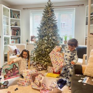 Özge Sezince Varley Instagram - İngilterede ki ilk Christmasımızda, Varley ailesi hepinize mutlu Noeller ve musmutlu yeni bir yıl diler! ❤️☺️🎄 From our first Christmas in the UK, the Varley Family wish you all a Merry Christmas and a Happy New Year! ❤️🎄 🎈#christmasfamilyphoto #christmas #merrychristmasandhappynewyear #family
#christmasfamilyphoto #christmas #merrychristmasandhappynewyear #family