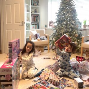 Özge Sezince Varley Instagram - İngilterede ki ilk Christmasımızda, Varley ailesi hepinize mutlu Noeller ve musmutlu yeni bir yıl diler! ❤️☺️🎄 From our first Christmas in the UK, the Varley Family wish you all a Merry Christmas and a Happy New Year! ❤️🎄 🎈#christmasfamilyphoto #christmas #merrychristmasandhappynewyear #family
#christmasfamilyphoto #christmas #merrychristmasandhappynewyear #family