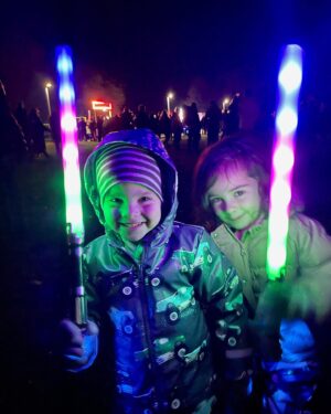 Özge Sezince Varley Instagram - Gün geçmiyor ki; İngiltere’ de bir özel gün, kutlama olmasın.
Bonfire Night, İngilizlerin, 5 Kasım 1605’ te , parlemento binasına yapılacak bombalı saldırının önlenmiş olmasına istinaden kutladıkları bir gün. Ülkenin dört bir yanında halen büyük bir coşku ile kutlanmakta. Karnaval havasında geçen kutlamaların en önemli özelliği, uzun süreler devam eden havai fişek gösterileri. 🎆🧨 Şu üç günlük dünyada , tüm çocukların duyup gördüğü tek patlama da keşke sadece böylesi olsa! 
—

Not a day goes by without a special day or celebration in England…
On 5 November, they celebrate #bonfirenight with reference to the prevention of a bomb attack on the parliament buildings in 1605. It is still celebrated with great enthusiasm all over the country. The most important feature of the carnival-like celebration is the long-lasting fireworks display. 🎆🧨 In this short life, I wish that the only explosions the World’s children hear or see are just like this!

 #lifeinuk #lifeinengland #ingilteredeyasam #bonfire #fireworks #ingiltere