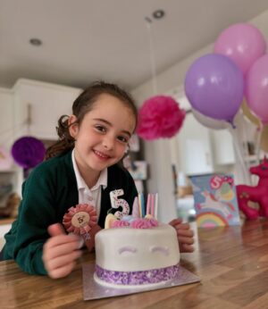 Özge Sezince Varley Instagram - Ela is 5! 🎉🥹 Bugün Ela 5 yaşında.. 
Seni çok seviyorum kızım, canımın içi. Sen doğdun ve hayatımıza mutluluk ile neşe getirdin. İyi ki, iyi doğdun! 
#happybirthday