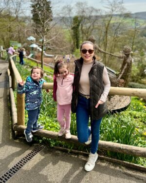 Özge Sezince Varley Instagram - Whatever the weather, bad or good, stay in a good mood! 😎🌳🇬🇧

#matlock #englishcountryside  #englishlife #uk #goodmood