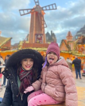 Özge Sezince Varley Instagram - Canım Kızım 💜 Bu fotoğrafımızı apayrı bir yere koymak geldi içimden. Annesinin kızı. ☺️ Kalıplara sığmayan, kabuğu kendisine dar gelen, heyecanını durduramayan can kızım! Yıllar geçsede; o heyecanlı, bazen inatçı, zaman zaman asi hallerin, boşver, değişmesin. Her ne zaman ki, sana gülümse dendiğinde dil çıkarmak istersen; çıkart gitsin! ☺️ 

Daima hatırla; Değerli ve kıymetlisin. Heyecanını da yanına al ve hayallerinden vazgeçme, inandığın yolda yürü, mutluluğunun peşinden git. Kimin ne dediğini veya düşüneceğini sakın umursama. Çok güçlüsün, unutma. Çok ama çooook sevildiğini de daima bil isterim. Bu da İngiltere de ki, kız kıza ilk Noel fotoğrafımız haberin olsun. ☺️💕😘 
#merrychristmas #christmas #noel #mumanddaughter #mygirl