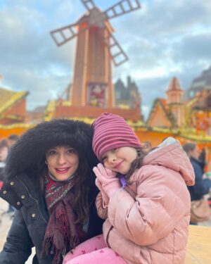 Özge Sezince Varley Instagram - We had a wonderful festive weekend and Christmas Eve…🎄💫🎅❤️ Looking forward to the morning!
#christmas #christmas2023 #christmaseve