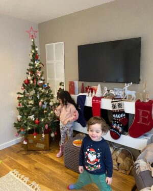Özge Sezince Varley Instagram - We had a wonderful festive weekend and Christmas Eve…🎄💫🎅❤️ Looking forward to the morning!
#christmas #christmas2023 #christmaseve
